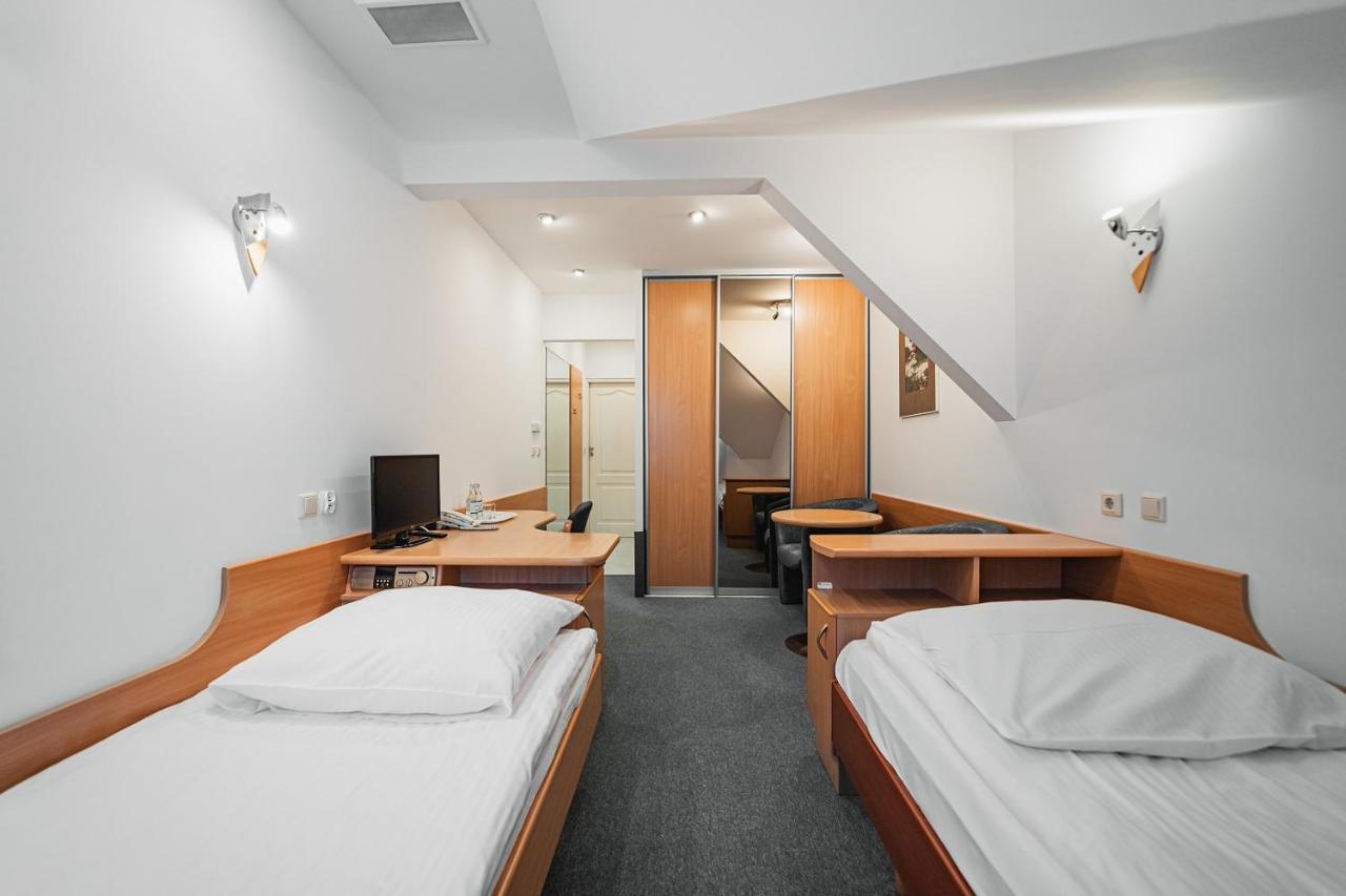 Elita Hotel & Restauracja Iwonicz-Zdroj Luaran gambar