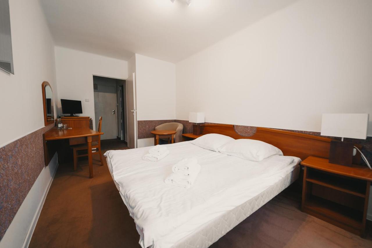 Elita Hotel & Restauracja Iwonicz-Zdroj Luaran gambar