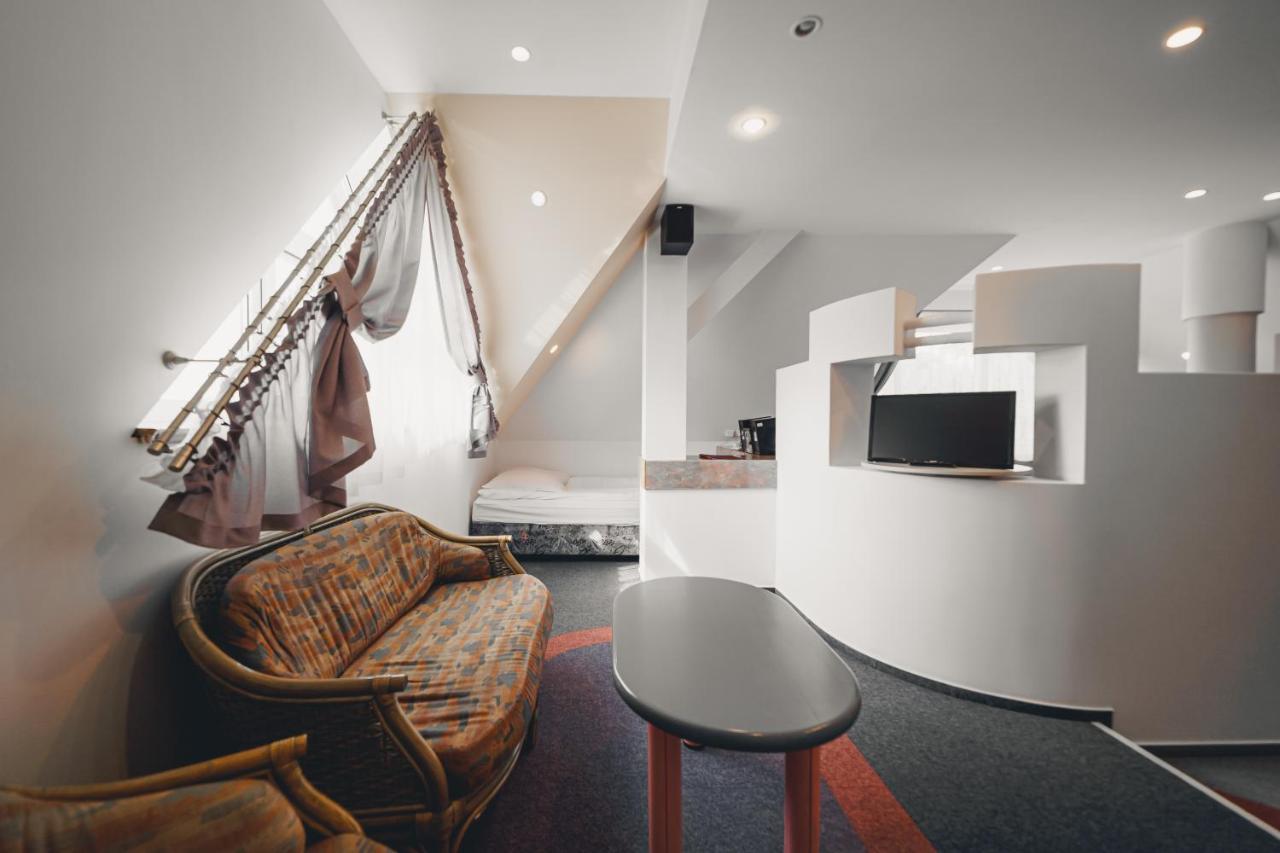Elita Hotel & Restauracja Iwonicz-Zdroj Luaran gambar